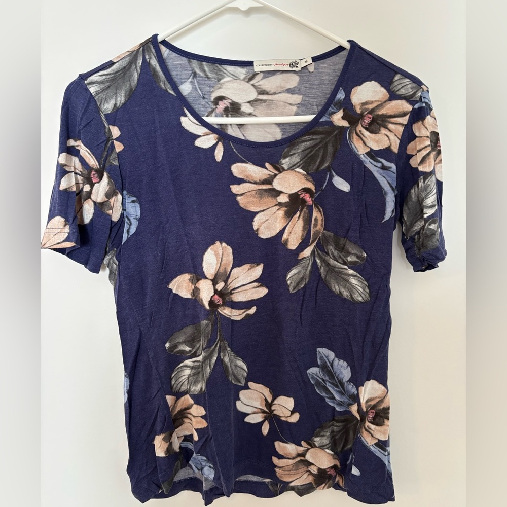 DK brand Jackpot Floral Scoop Neck Short Sleeve Tee - Navy fits Small